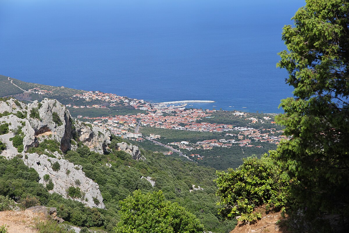 Panorama di Cala Gonone visto da Dorgali, Sardegna - CC BY-SA 4.0