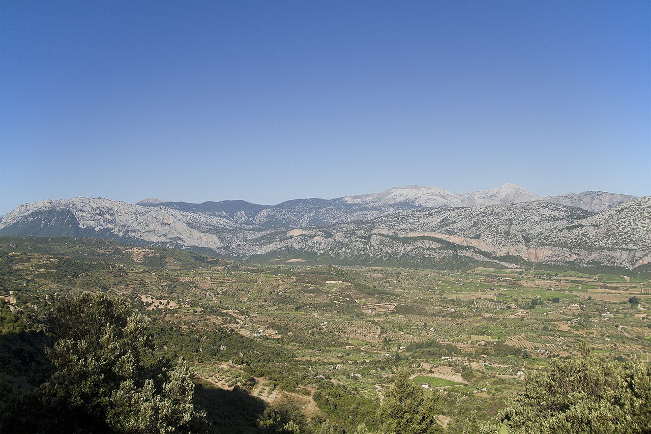 Panorama del Supramonte di Dorgali con montagne calcaree, Sardegna - CC BY-SA 3.0
